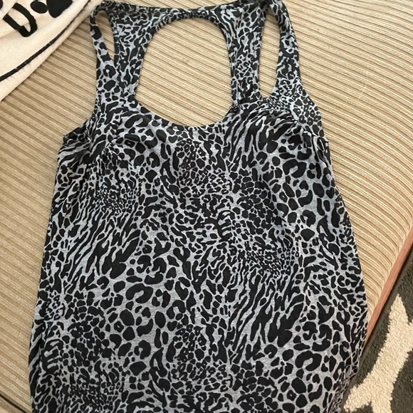 Women’s athletic tops - Picture 5 of 8